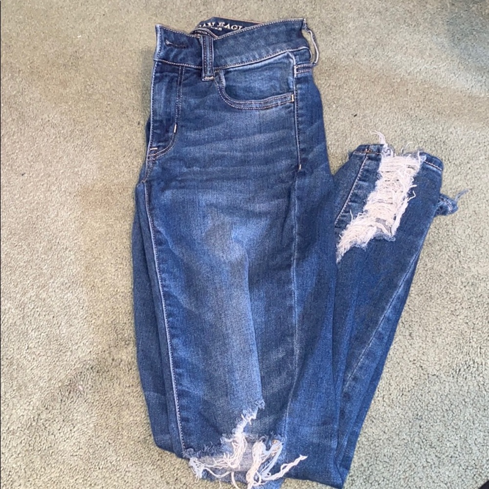 AMERICAN EAGLE RIPPED JEANS